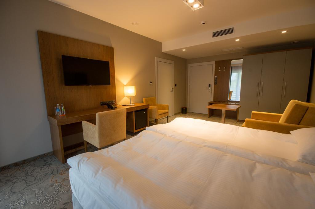 Rezydencja Sosnowa Luxury Hotel Janów Lubelski Buitenkant foto